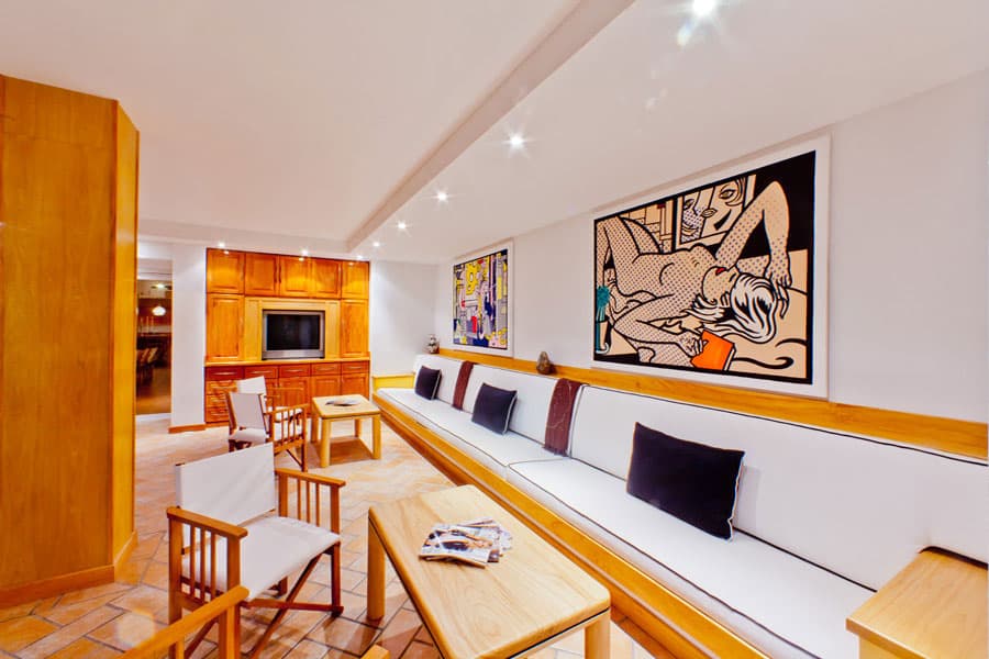 First-floor kitchen lounge