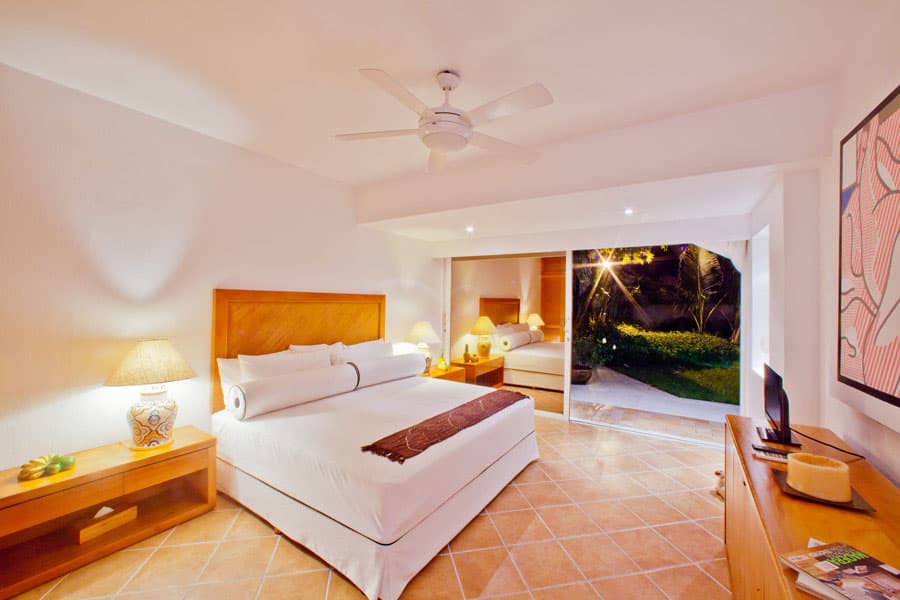 Oceanfront bedroom suite at Casa La Playa